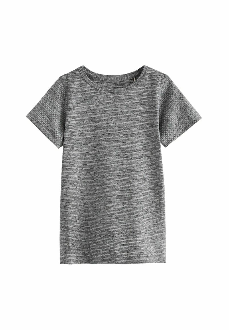 Grå kortærmet t-shirt med rund hals, der har et tekstureret stof med vandret striber i forskellige nuancer af grå.