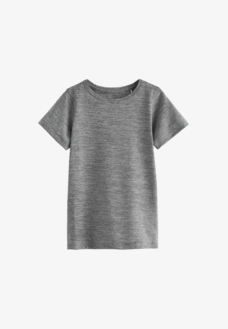 Grå kortærmet t-shirt med rund hals, der har et tekstureret stof med vandret striber i forskellige nuancer af grå.