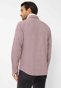 Rood-wit geruit overhemd met lange mouwen, button-down kraag en witte knopen, met een licht gebogen zoom en een gestructureerde stof.