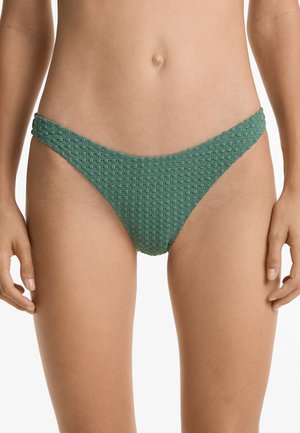 Bikini bottom verde testurizzato con un motivo lavorato a maglia, taglio a vita bassa e lati leggermente più spessi, progettato per una vestibilità aderente.