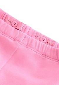 Lyserøde bomuldsbukser med blød tekstur, elastisk taljebånd og to knapper i taljen. Skræddersyet design med glatte sømme.