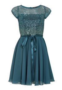 Robe bleu canard avec un corsage transparent en sequins et des manches courtes. Jupe évasée avec une ceinture en satin à la taille. Texture lisse dans l'ensemble.