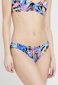 Ensemble de bikini imprimé avec une base noire ornée de motifs de feuilles tropicales colorées en bleu, rose et vert, fabriqué à partir d'un tissu lisse et extensible.
