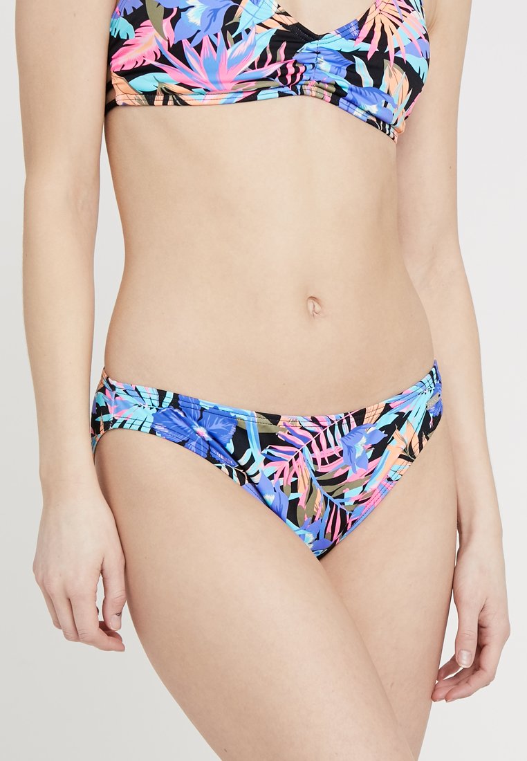 Ensemble de bikini imprimé avec une base noire ornée de motifs de feuilles tropicales colorées en bleu, rose et vert, fabriqué à partir d'un tissu lisse et extensible.