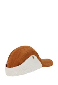 Bruine corduroy pet met een witte nepbontband, gebogen vorm en een stevige klep. Heeft een klein metalen oogje aan de zijkant voor ventilatie.