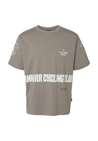 Løs, grå t-skjorte i bomull med stor hvit tekst: "ANNARR CYCLING CLUB" og "LA FLAMME ROUGE" på fronten og ermene.