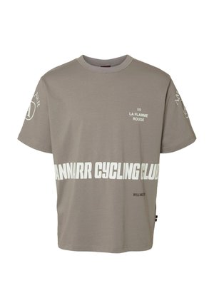 Løs grå T-shirt i bomuld med store hvide bogstaver: "ANNARR CYCLING CLUB" og "LA FLAMME ROUGE" på front og ærmer.