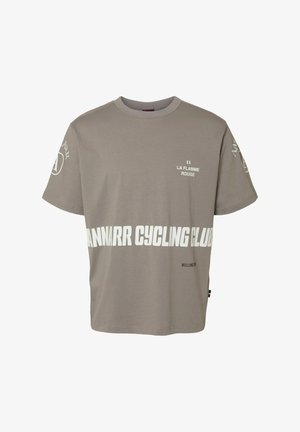 Løs grå T-shirt i bomuld med store hvide bogstaver: "ANNARR CYCLING CLUB" og "LA FLAMME ROUGE" på front og ærmer.