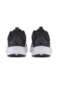 Scarpe da ginnastica in bianco e nero con una finitura texturizzata, colletto imbottito e dettagli rosa, dotate di una suola in gomma con motivo per una migliore aderenza.