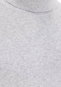 Hellgrauer Rollkragenpullover, gestrickte Textur, Nahaufnahme, die den gerippten Kragen und die Standardpassform zeigt. Weicher Stoff mit leichtem Stretch.