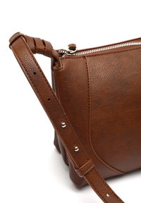 Borsa a tracolla in pelle marrone con finitura testurizzata, cerniera argentata e tracolla regolabile con borchie metalliche e numerosi fori di perforazione.