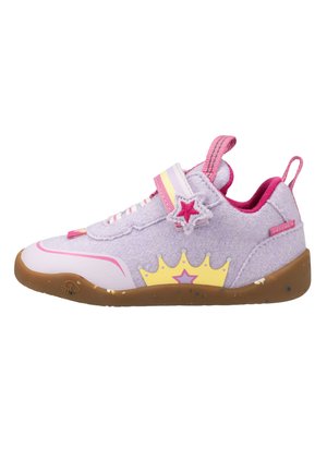 Baskets enfant violet clair avec des touches roses, motif couronne jaune sur le côté, bride en forme d’étoile et semelle marron avec des taches multicolores.