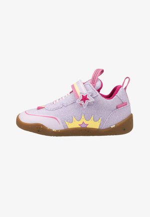 Baskets enfant violet clair avec des touches roses, motif couronne jaune sur le côté, bride en forme d’étoile et semelle marron avec des taches multicolores.