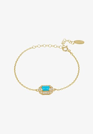 Bracelet chaîne en or avec une pierre précieuse turquoise rectangulaire entourée de petits cristaux clairs et un fermoir ajustable avec une étiquette.