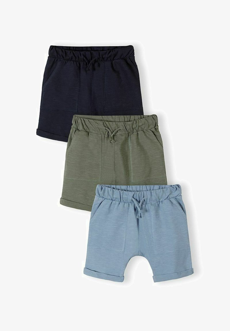 Trois paires de shorts à taille élastique avec cordons de serrage en marine, vert olive et bleu clair, disposées verticalement sur un fond blanc.