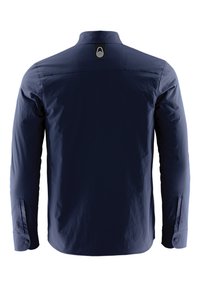 Marineblaues Langarmshirt mit strukturiertem Kragen, einem Etikett auf der Rückseite und Knopfakzenten an den Bündchen. Glatte, leichte Textur.