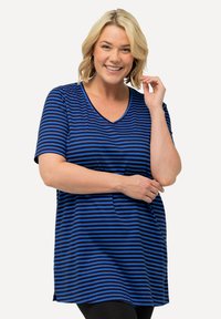Pruhovaná tunika v tmavě modré a světle modré barvě, design do V, krátké rukávy, měkká tkanina, s bočními rozparky pro větší pohodlí.