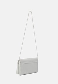 Silberne Clutch mit glatter Textur, rechteckiger Form, Klappenverschluss und abnehmbarem Kettenriemen. Inklusive Quastenakzent.