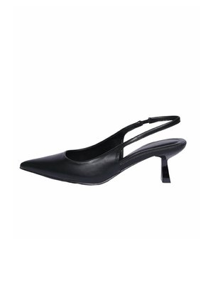 Décolleté slingback in pelle nera con punta appuntita e tacco kitten basso e curvo su sfondo bianco.