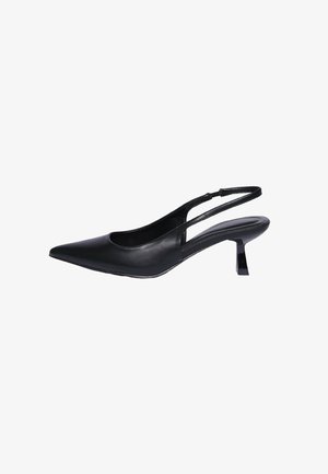 Décolleté slingback in pelle nera con punta appuntita e tacco kitten basso e curvo su sfondo bianco.