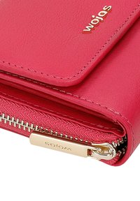 Roze lederen portemonnee met een textuurafwerking, goudkleurige hardware en een ritssluiting. Merknnaam "wojos" is op de voorkant geperst.