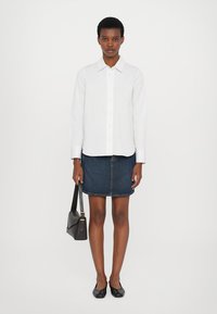 CLOSED CLASSIC SHIRT WITH STRAP DETAIL - Skjortebluse - white