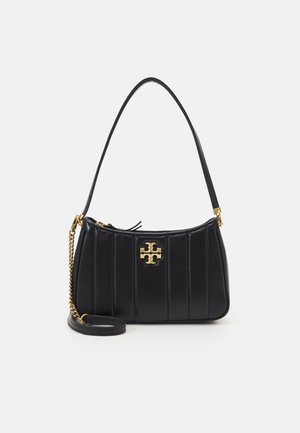 Zwarte gewatteerde leren handtas met gouden logo en kettingsdetail, middelgrote band en ritssluiting op een witte achtergrond.