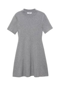 Robe en tricot grise à manches courtes, avec taille cintrée et col rond, s'évasant légèrement vers l'ourlet.