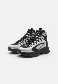 Høye sneakers med et sølv- og svart design, som har en teksturert syntetisk overdel, tykk gummisåle og fremtredende snøresystem.