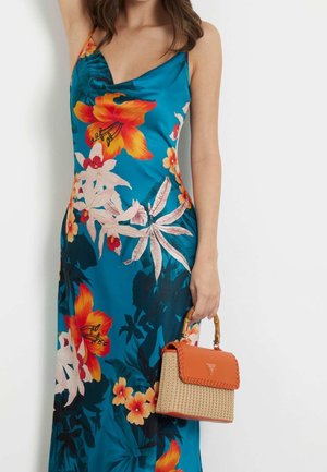 Abito lungo floreale in turchese, con fiori arancioni e rosa. Piccola borsa intrecciata con dettagli arancioni e manico in bambù.