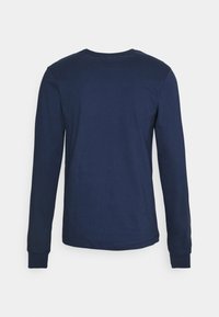 Marinblå långärmad t-shirt i mjuk bomull, med rundad halsringning och åtsittande ärmslut, med en slät yta och inga synliga mönster.