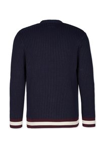 Marinblå ruggad tröja med hög hals, som har vinröda och vita randiga detaljer på muddarna och fållen. Tyget verkar texturerat och mjukt.
