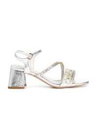 Sandal con tacco in argento e cinturino alla caviglia, con finitura metallica, cinturini testurizzati con accenti dorati e design a tacco quadrato.