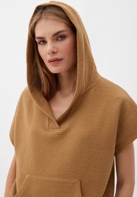 s.Oliver HOODIE MET KORTE MOUWEN - T-shirt print - sandstein