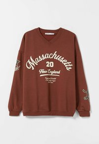Sweat-shirt marron avec un col en V, arborant un texte imprimé blanc "Massachusetts 20 New England" et des ornements sur les épaules. Tissu doux, style décontracté.