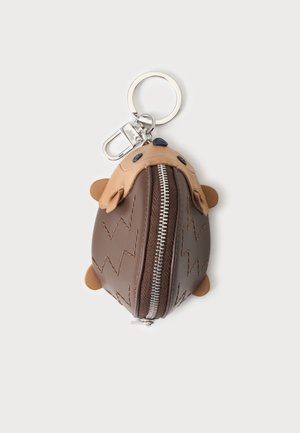 Petit porte-clés en cuir marron et beige en forme de hérisson avec une fermeture éclair centrale et un anneau métallique pour clés.