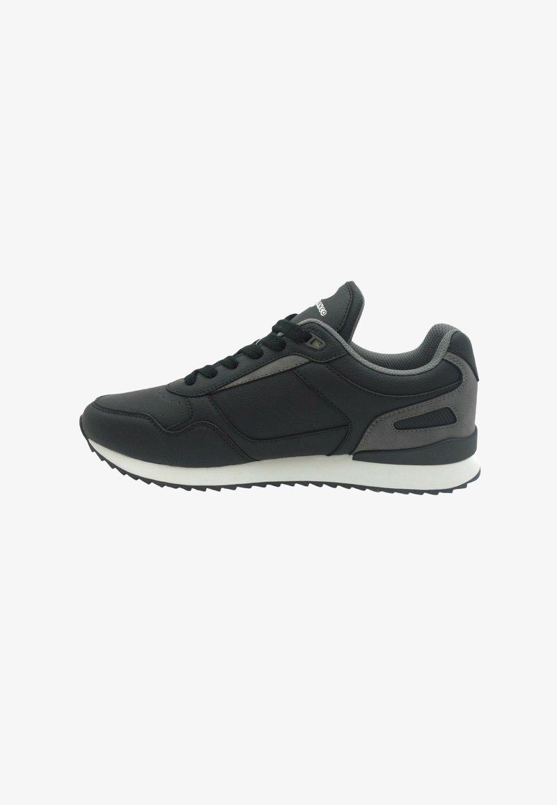Chaussure de sport noire avec une tige synthétique lisse, un design à lacets, des accents gris, et une semelle intermédiaire blanche avec une semelle extérieure en caoutchouc texturée.