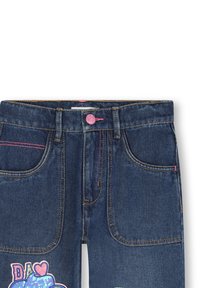 Mörkblå denimjeans med rosa sömmar, en glittrande rosa knapp och färgglada lappar på framfickorna.