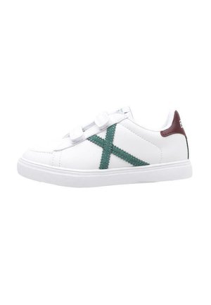 Zapatillas blancas con un diseño entrelazado verde y un acento en el talón color burdeos, con cierre de cordones y una suela de goma plana y texturizada.