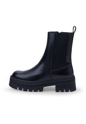 Stivaletto nero con finitura in pelle lucida, pannello laterale elastico e suola spessa e robusta. Presenta una piccola linguetta sul retro.