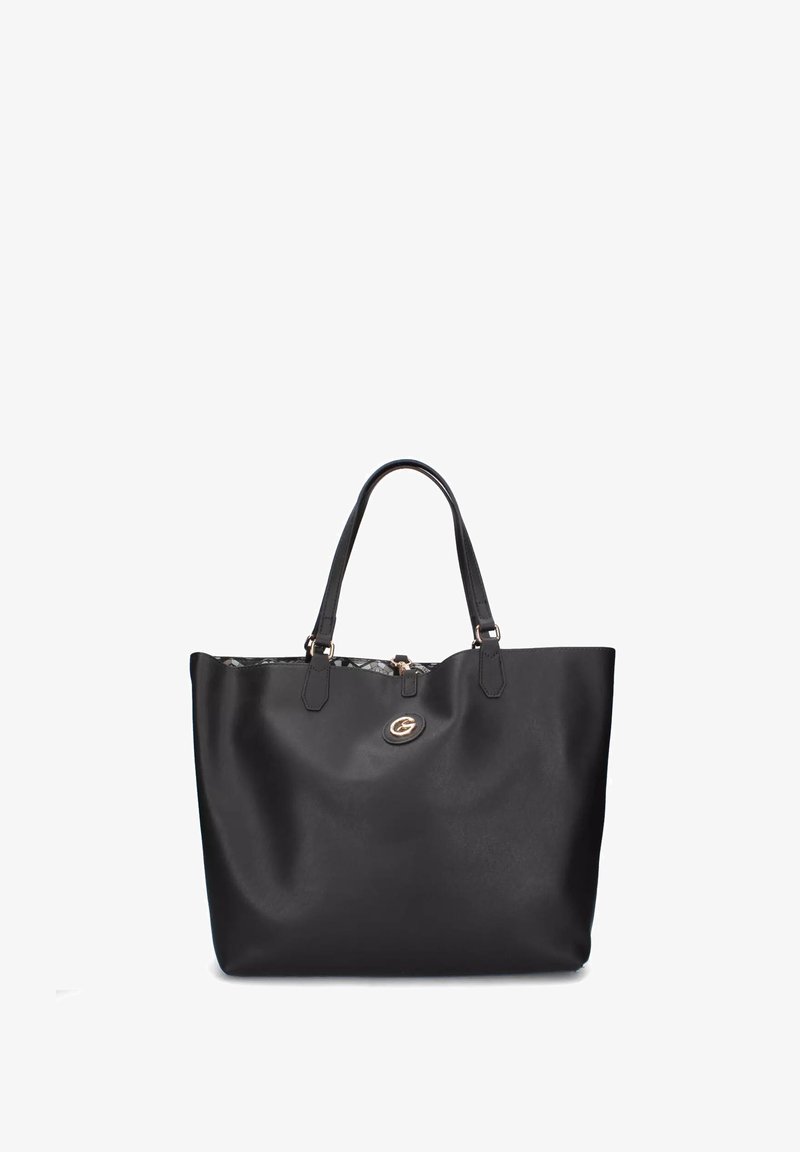 Bolso tote de cuero negro con doble asa, acento de logo en tono dorado y un forro estampado visible en la parte superior. Textura suave, diseño espacioso.