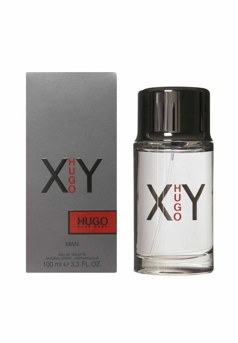 Transparent glasflaske med sort låg; mærket "XY HUGO" i sort og rød; ledsaget af en grå rektangulær æske med lignende branding.