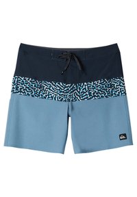 Un maillot de bain bleu avec une ceinture contrastante bleu marine, un motif abstrait en teal, et un patch logo en bas à gauche de la jambe. Fabriqué en matériau léger.