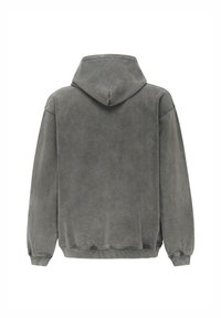 Sudadera con capucha en gris desgastado, con una tela suave y texturizada, puños acanalados y un dobladillo. Sin etiquetas ni gráficos visibles en la parte posterior.