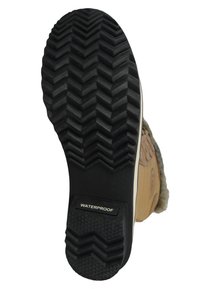 Suela de goma negra con un patrón de tablero de ajedrez; el panel lateral presenta un material marrón claro con una textura suave; etiquetado como "IMPERMEABLE."