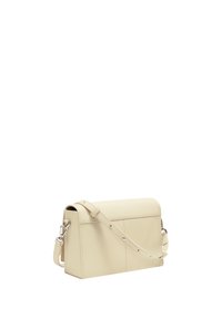 Kremowa skórzana torebka crossbody o zorganizowanej formie, z górną klapą, regulowanym paskiem i srebrnymi dodatkami. Gładka tekstura z detalami w szwach.