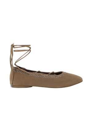 Braune Wildleder-Ballettschuhe mit einer spitzen Zehe, Knöchelband und silbernen Ösenakzenten an den Seiten. Flache Sohle für Komfort.