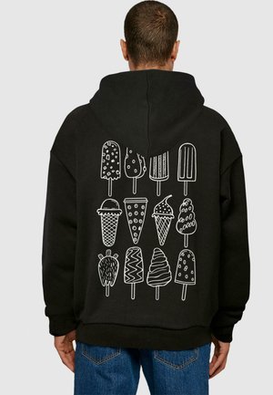 Sort hættetrøje med et hvidt grafisk design af forskellige isdesserter på ryggen, herunder ispinde og vafler, udført i enkelt stregtegning.