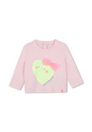 Camiseta rosa de manga larga para bebé con un gráfico de un corazón verde sonriente, mejillas rosas, un lazo rosa y texto "BILLIEBLUSH" en el frente.