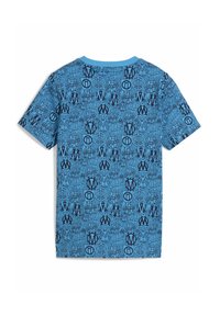 T-shirt bleu à manches courtes présentant un motif répétitif de divers logos et symboles bleu foncé sur le tissu. Encolure ronde.